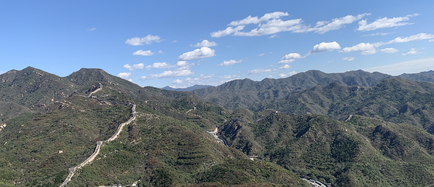 Photo of the Great Wall of China running through mountains